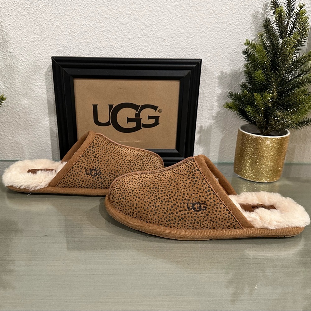 New UGG Women’s Micro Cheetah Slippers Size 5